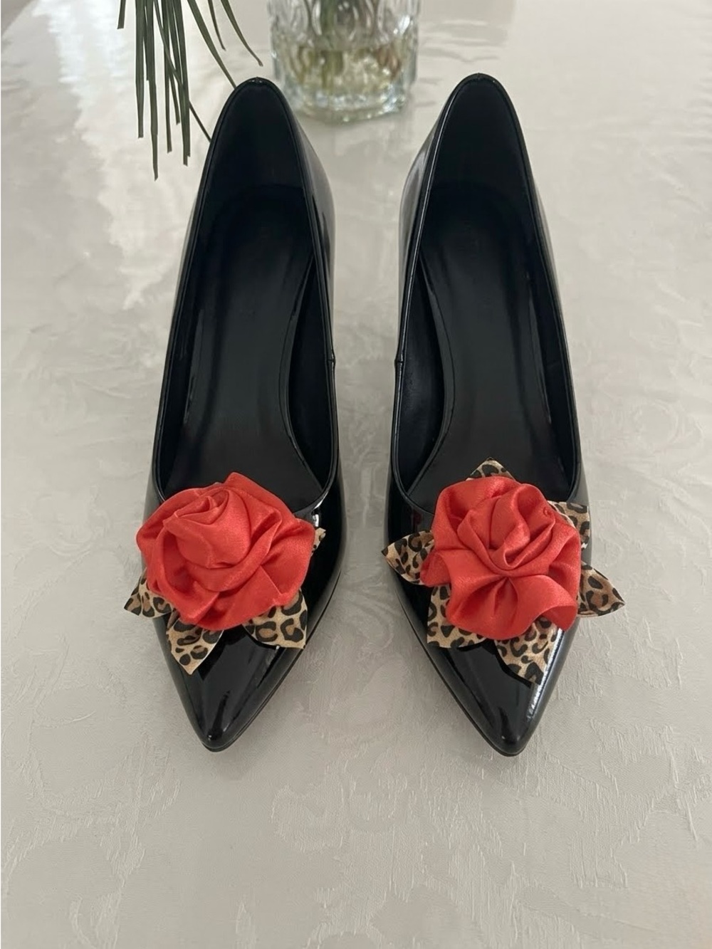 Red Floral Accent Cheetah Print Shoe Clip